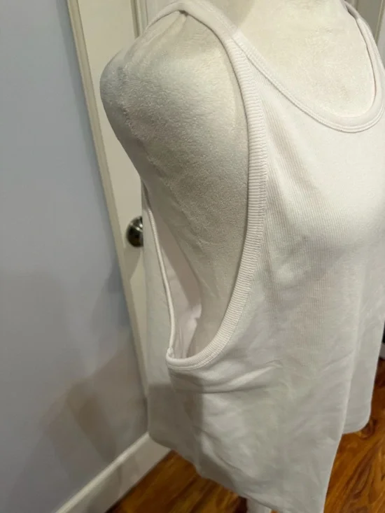 Good American White Scoop Neck Tank- 21” P2P - Picture 2 of 9